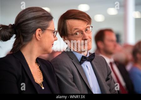 06 septembre 2019, Basse-Saxe, Hanovre : Nina Scheer et Karl Lauterbach parler au cours de la conférence régionale du SPD en Basse-Saxe. Le nouveau DOCUP leadership seront déterminés au cours d'un sondage auprès des membres en octobre. Le résultat devrait être connu le 26 octobre. Photo : Sina Schuldt/dpa Banque D'Images