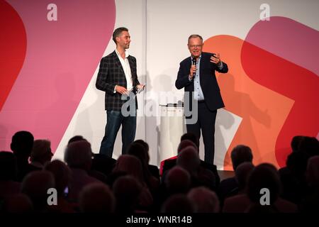 06 septembre 2019, Basse-Saxe, Hanovre : Björn Sobolewki, modérateur, et Stephan Weil, Premier ministre de Basse-Saxe, prendra la parole à la conférence régionale du SPD. Le nouveau DOCUP leadership seront déterminés au cours d'un sondage auprès des membres en octobre. Le résultat devrait être connu le 26 octobre. Photo : Sina Schuldt/dpa Banque D'Images