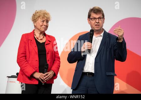 06 septembre 2019, Basse-Saxe, Hanovre : Ralf Stegner, Gesine Schwan et se présenter à la DSF conférence régionale de Basse-Saxe. Le nouveau DOCUP leadership seront déterminés au cours d'un sondage auprès des membres en octobre. Le résultat devrait être connu le 26 octobre. Photo : Sina Schuldt/dpa Banque D'Images