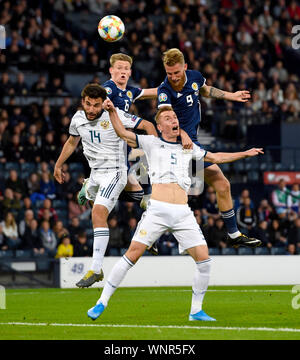 Dzhikija la Russie Georgiy (à gauche) et Andrei Semenov (avant) bataille pour la balle en l'air avec l'Ecosse de Scott McTominay et Oliver McBurnie pendant l'UEFA Euro 2020, Qualification Groupe I match à Hampden Park, Glasgow. Banque D'Images