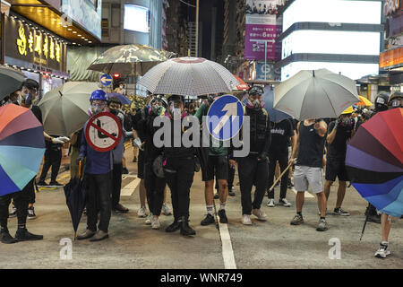 Kowloon, Hong Kong. Sep 6, 2019. Les protestataires rempli Nathan Rd alors qu'ils sont confrontés à des forces de police Vendredi 6 Septembre, 2019.Dans la ville de Mong Kok, Kowloon Hong Kong.Des milliers de manifestants se sont réunis à l'extérieur du poste de police de Mong Kok et autour de cette zone pour protester contre la violence policière contre les citoyens de Hong Kong.manifestants déplacé Nathan Rd au sud, de détruire les caméras de surveillance, les plaques de rue, des barricades avec des volets en bois et de bancs puis mis le feu comme ils se déplacent sur.9/6/2019.Kowloon, Hong Kong. Credit : ZUMA Press, Inc./Alamy Live News Banque D'Images