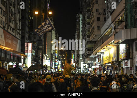 Kowloon, Hong Kong. Sep 6, 2019. Un manifestant du pavillon des vagues qui dit ''indépendance'' de Hong Kong le vendredi 6 septembre, 2019.Dans la ville de Mong Kok, Kowloon Hong Kong.Des milliers de manifestants se sont réunis à l'extérieur du poste de police de Mong Kok et autour de cette zone pour protester contre la violence policière contre les citoyens de Hong Kong.manifestants déplacé Nathan Rd au sud, de détruire les caméras de surveillance, les plaques de rue, des barricades avec des volets en bois et de bancs puis mis le feu comme ils se déplacent sur.9/6/2019.Kowloon, Hong Kong. Credit : ZUMA Press, Inc./Alamy Live News Banque D'Images