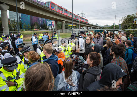 Londres, Royaume-Uni. 6 Septembre, 2019. Activistes du climat bloquer l'une des deux principales routes d'accès à ExCel London lors de l'arrêt La foire aux armements manifestations sur le cinquième jour d'une semaine de carnaval de résistance contre DSEI, la plus grande foire aux armements. La route est resté bloqué pendant plusieurs heures. La cinquième journée de manifestations a été comme à thème arrêter la foire aux armements : arrêter le changement climatique afin de mettre en lumière les liens entre les combustibles fossiles et de l'industries de l'armement. Credit : Mark Kerrison/Alamy Live News Banque D'Images