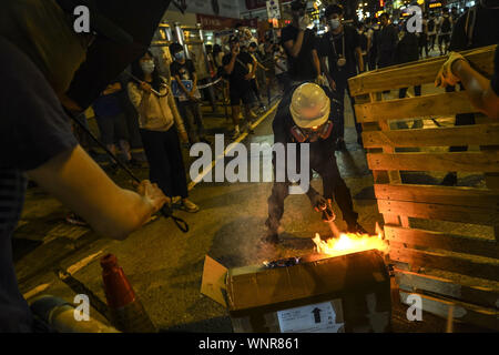 Kowloon, Hong Kong. Sep 6, 2019. Un manifestant s'enflamme un vaporisateur pour définir barricade en feu le vendredi 6 septembre, 2019.Dans la ville de Mong Kok, Kowloon Hong Kong.Des milliers de manifestants se sont réunis à l'extérieur du poste de police de Mong Kok et autour de cette zone pour protester contre la violence policière contre les citoyens de Hong Kong.manifestants déplacé Nathan Rd au sud, de détruire les caméras de surveillance, les plaques de rue, des barricades avec des volets en bois et de bancs puis mis le feu comme ils se déplacent sur.9/6/2019.Kowloon, Hong Kong. Credit : ZUMA Press, Inc./Alamy Live News Banque D'Images