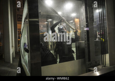 Kowloon, Hong Kong. Sep 6, 2019. Smash protestataires sur verre d'un ascenseur à la station de métro Yau Ma Tei le vendredi 6 septembre 2019 dans la ville de Mong Kok, Kowloon, Hong Kong.Des milliers de manifestants se sont réunis à l'extérieur du poste de police de Mong Kok et autour de cette zone pour protester contre la violence policière contre les citoyens de Hong Kong.manifestants déplacé Nathan Rd au sud, de détruire les caméras de surveillance, les plaques de rue, des barricades avec des volets en bois et de bancs puis mis le feu comme ils se déplacent sur.9/6/2019.Kowloon, Hong Kong. Credit : ZUMA Press, Inc./Alamy Live News Banque D'Images