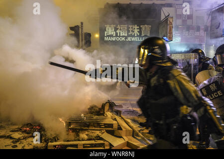 Kowloon, Hong Kong. Sep 6, 2019. Les agents de police anti-émeute à l'avance pour chasser les manifestants le vendredi 6 septembre 2019 dans la ville de Mong Kok, Kowloon, Hong Kong.Des milliers de manifestants se sont réunis à l'extérieur du poste de police de Mong Kok et autour de cette zone pour protester contre la violence policière contre les citoyens de Hong Kong.manifestants déplacé Nathan Rd au sud, de détruire les caméras de surveillance, les plaques de rue, des barricades avec des volets en bois et de bancs puis mis le feu comme ils se déplacent sur.9/6/2019.Kowloon, Hong Kong. Credit : ZUMA Press, Inc./Alamy Live News Banque D'Images