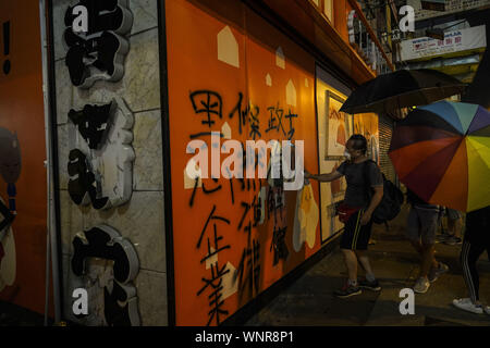 Kowloon, Hong Kong. Sep 6, 2019. Un manifestant les peintures par pulvérisation sur un mur d'un restaurant qui est dans leur liste de boycott le vendredi 6 septembre, 2019.Dans la ville de Mong Kok, Kowloon Hong Kong.Des milliers de manifestants se sont réunis à l'extérieur du poste de police de Mong Kok et autour de cette zone pour protester contre la violence policière contre les citoyens de Hong Kong.manifestants déplacé Nathan Rd au sud, de détruire les caméras de surveillance, les plaques de rue, des barricades avec des volets en bois et de bancs puis mis le feu comme ils se déplacent sur.9/6/2019.Kowloon, Hong Kong. Credit : ZUMA Press, Inc./Alamy Live News Banque D'Images