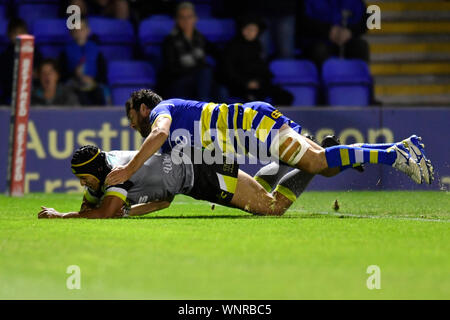 6 septembre 2019 ; stade Halliwell Jones, Warrington, Lancashire, Angleterre ; Betfred Super League Rugby, Warrington Wolves contre Wakefield Trinity ; Ben Jones-Bishop de Wakefield Trinity marque un essai pour rendre le score 16 - 10 - Editorial uniquement. Banque D'Images