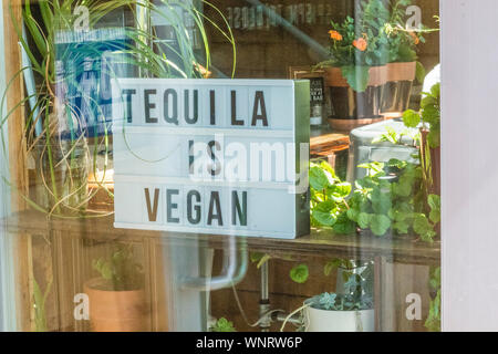 Funny sign Tequila est Vegan dans une vitrine de magasin de Bend, Oregon. Banque D'Images