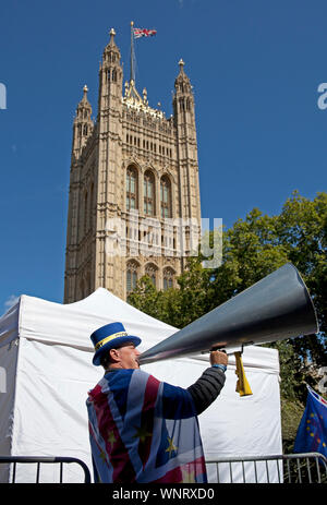 Steve Bray, avec mégaphone, activiste, M. Arrêter Brexit, Westminster, London, England, UK Banque D'Images