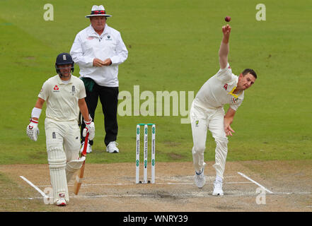 MANCHESTER, Angleterre. 06 SEPTEMBRE 2019 : Josh Hazlewood de l'Australie pendant trois jour bowling du 4e Test Match Cendres Specsavers, au terrain de cricket Old Trafford, Manchester, Angleterre. Banque D'Images