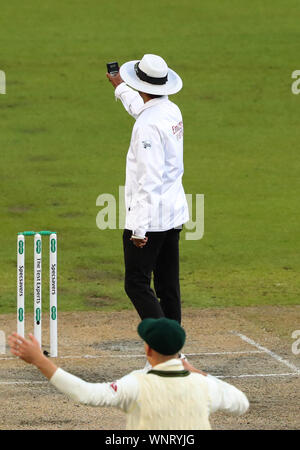 MANCHESTER, Angleterre. 06 SEPTEMBRE 2019 : Juge-arbitre Kumar Dharmasena prend un posemètre lecture puis appelle les joueurs pour mauvaise lumière au cours de la troisième journée du 4e Test Match Cendres Specsavers, au terrain de cricket Old Trafford, Manchester, Angleterre. Banque D'Images