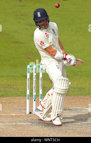 MANCHESTER, Angleterre. 06 SEPTEMBRE 2019 : Rory Burns de l'Angleterre évite une balle haute au cours de la troisième journée du 4e Test Match Cendres Specsavers, au terrain de cricket Old Trafford, Manchester, Angleterre. Banque D'Images