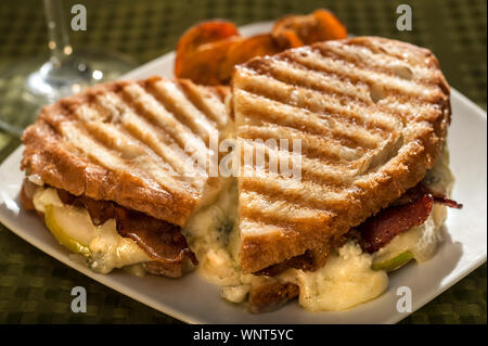 Fromage bleu grillé et Fontina Panini Banque D'Images