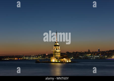 La Tour de la jeune fille à Istanbul, Turquie (KIZ KULESI - USKUDAR). Belle vue sur istanbul la nuit Banque D'Images