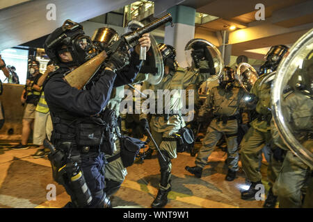 Kowloon, Hong Kong. Sep 6, 2019. Un agent de police anti-émeute gaz lacrymogènes à canon points un pont pied face à des manifestants le vendredi. Des milliers de manifestants se sont réunis à l'extérieur du poste de police de Mong Kok et autour de cette zone pour protester contre la violence policière contre les citoyens de Hong Kong. Les manifestants à se déplacer vers le sud sur Nathan Road, détruire les caméras de surveillance, les plaques de rue, des barricades avec des volets en bois et de bancs puis mis le feu qui sont allés. Credit : Allez Nakamura/ZUMA/Alamy Fil Live News Banque D'Images