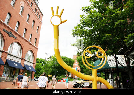 Statue agitant Bonjour dans la rue à Burlington, VT Banque D'Images