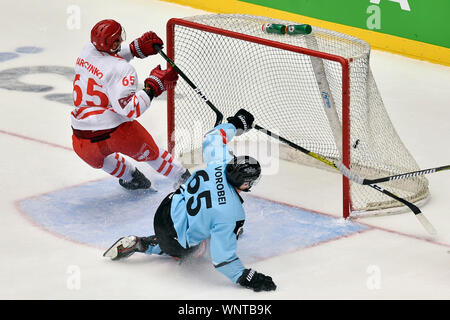 Trinec, République tchèque. 06 Sep, 2019. De gauche TOMAS MARCINKO de Trinec et PAVEL VOROBEJ de Lahti en action lors de la Ligue des champions de hockey sur glace : groupe d match HC Ocelari Trinec vs Lahti Pélicans à Trinec, en République tchèque, le 6 septembre 2019. Photo : CTK Jaroslav Ozana/Photo/Alamy Live News Banque D'Images