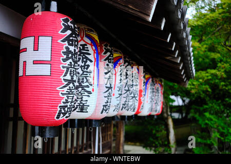 Lanternes colorées autour d'un lieu de culte dans le Temple Adashino Nenbutsuji à la périphérie d'Arashiyama, Kyoto, Japon. Banque D'Images