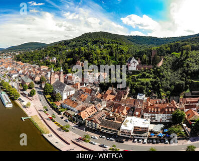 Vue aérienne sur la vieille ville allemande Miltenberg am Main River, Odenwald, Bavière, Allemagne Château, église catholique St Jacob Banque D'Images