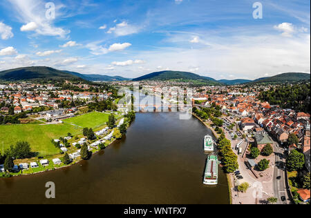 Vue aérienne sur la vieille ville allemande Miltenberg am Main River, pont principal. Odenwald, Bavière, Allemagne Banque D'Images