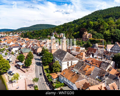 Vue aérienne sur la vieille ville allemande Miltenberg am Main River, Odenwald, Bavière, Allemagne Château, église catholique St Jacob Banque D'Images