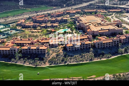Cette vue aérienne montre l'hébergement et certains des équipements de plein air à l'hôtel Westin La Paloma Resort & Spa, l'une des destinations de vacances populaires au sud-ouest dans le désert de Sonora à Tucson, Arizona, USA. En vedette est un golf de 27 trous conçu par le célèbre Jack Nicklaus, golfeur pro ainsi qu'un spa à services complets. Banque D'Images