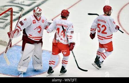 De gauche Patrik Bartosak, Matej Stransky, Milan Doudera de HC Ocelari Trinec fêter un 4e but après la Ligue des champions de hockey sur glace : groupe d match HC Ocelari Trinec vs Lahti Pélicans à Trinec, en République tchèque, le 6 septembre 2019. (Photo/CTK Jaroslav Ozana) Banque D'Images