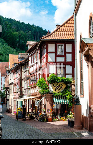 8 Août 2019 : rue avec des maisons colorées à colombages, peaple, restaurants, commerces à proximité marché en vieille ville allemande Miltenberg am Main River. Banque D'Images