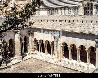 De belles arcades entourant le cloître de St Trophime à Arles, France. Banque D'Images