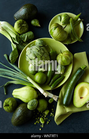 Les légumes verts sur table Banque D'Images