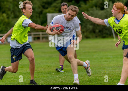 Touch rugby amateur , joueurs adverses toucher touch attaquer joueur qui possède le ballon Banque D'Images