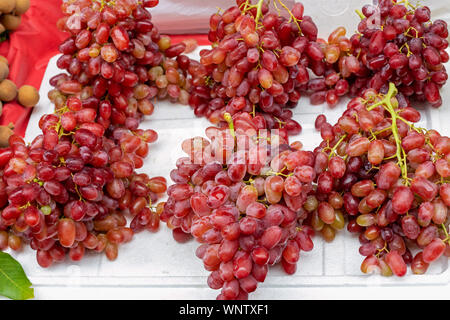 Fruits en grappes de raisin rouge at Market Banque D'Images