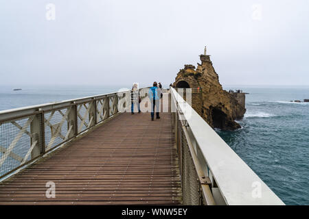 Pont qui relie le Rocher de la Vierge (Rocher de la Vierge à Biarritz) construite par les ateliers Eiffel en 1887, France Banque D'Images