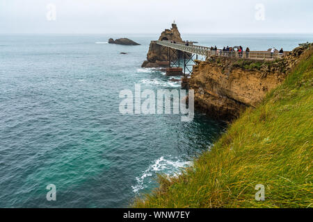 L'hiver de Seascape célèbre Rocher de la Vierge (Rocher de la Vierge), Biarritz, France Banque D'Images