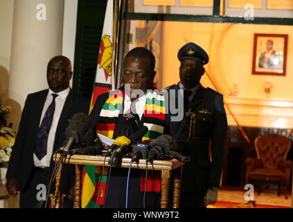 Harare, Zimbabwe. Sep 6, 2019. Le Président du Zimbabwe, Emmerson Mnangagwa (C) livre un discours à la nation à Harare, Zimbabwe, le 6 septembre, 2019. Emmerson Mnangagwa Le Président du Zimbabwe a déclaré vendredi la fin dirigeant fondateur du Zimbabwe, Robert Mugabe, un héros national. Credit : Shaun Jusa/Xinhua Banque D'Images