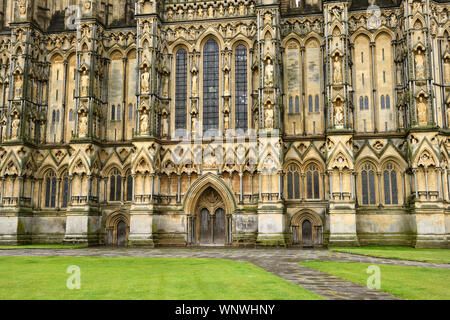 Détail de sculptures en pierre sur la façade ouest de la cathédrale de Wells après une tempête de pluie Wells Angleterre Banque D'Images