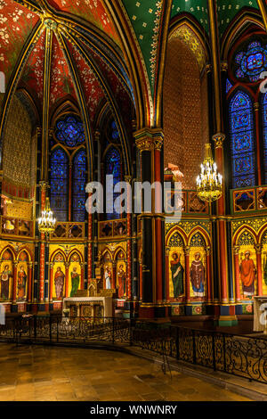 Décoration précieux et vitraux de l'abside de la cathédrale de Bayonne (cathédrale Sainte-Marie), France Banque D'Images