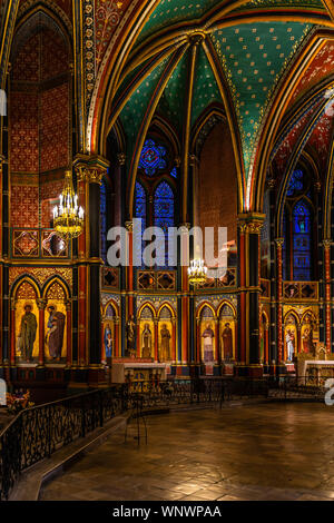 Décoration précieux et vitraux de l'abside de la cathédrale de Bayonne (cathédrale Sainte-Marie), France Banque D'Images