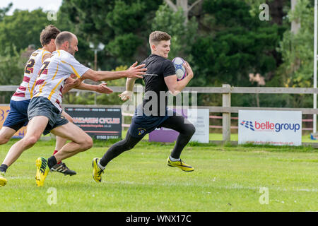 Touch rugby amateur , joueurs adverses toucher touch attaquer joueur qui possède le ballon Banque D'Images