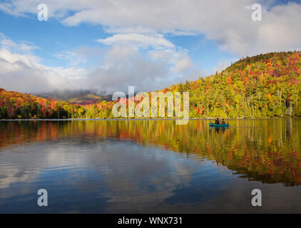 Automne couleurs reflètent les étangs et rivières pendant les moments lorgnant dans la Nouvelle Angleterre. Tournantes ; laisse le temps d'automne. New Hampshire Vermont Adirondack Banque D'Images