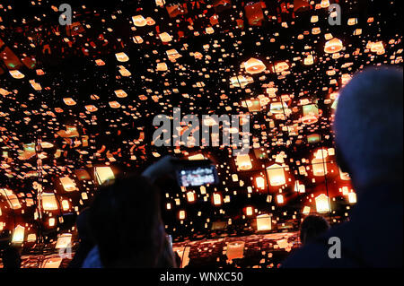 Berlin, Allemagne. Sep 6, 2019. Regarder la télévision OLED les visiteurs sur le stand de LG au cours de l'IFA 2019, à Berlin, capitale de l'Allemagne, le 6 septembre, 2019. La 59e Consumer Electronics Unlimited (IFA) juste le plus grand d'Europe, Consumer Electronics Show, a ouvert ses portes à Berlin le vendredi, avec les derniers produits et innovations de la marques mondiales réputées. Credit : Shan Yuqi/Xinhua/Alamy Live News Banque D'Images
