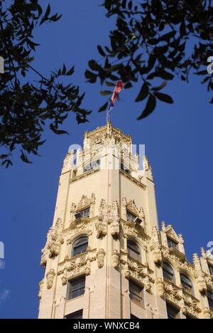 Un grand bâtiment à San Antonio, au Texas. Un drapeau américain sur le dessus. Banque D'Images