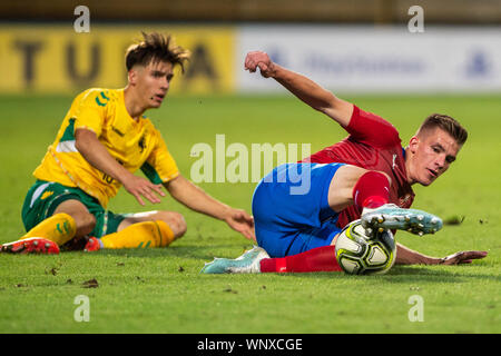 Ceske Budejovice, République tchèque. 06 Sep, 2019. De gauche TITAS MILASIUS de Lettonie et le tchèque Libor HOLIK en action au cours de la match de football République tchèque contre la Lettonie, se qualifier pour les championnat de l'UEFA (Euro U-21), a eu lieu à Ceske Budejovice, République tchèque, le 6 septembre 2019. Photo : CTK Vaclav Pancer/Photo/Alamy Live News Banque D'Images