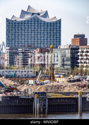 Hambourg, Allemagne - 18 Avril 2018 : vue verticale à Hafencity avec chantier Elbphilharmonie et et les bâtiments résidentiels au beau temps dans Banque D'Images