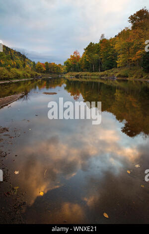 Automne couleurs reflètent les étangs et rivières pendant les moments lorgnant dans la Nouvelle Angleterre. Tournantes ; laisse le temps d'automne. New Hampshire Vermont Adirondack Banque D'Images