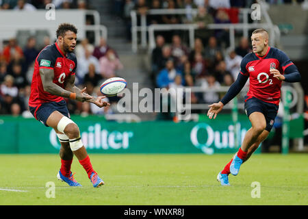 Newcastle, Royaume-Uni. Sep 6, 2019. NEWCASTLE Upon Tyne, Angleterre SEPT 6ÈME Courtney Lois de l'Angleterre se décharge à Jonny peut, au cours de l'automne 183 International match entre l'Angleterre et l'Italie, à Saint James's Park, Newcastle Le vendredi 6 septembre 2019. (Crédit : Chris Lishman | MI News) Editorial Utilisez uniquement Crédit : MI News & Sport /Alamy Live News Banque D'Images