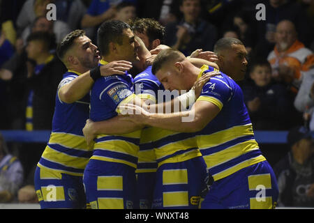 6 SEPTEMBRE 2019 , Stade Halliwell Jones, Warrington, Angleterre ; Betfred Super League Rugby, Round 28, Warrington Wolves vs Wakefield Trinity ; Ben Currie (11) de Warrington Wolves célèbre sa essayez rendant crédit 10-0 : Richard Long/News Images Banque D'Images