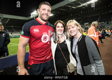 Newcastle, Royaume-Uni. Sep 6, 2019. NEWCASTLE Upon Tyne, Angleterre SEPT 6ÈME Mark Wilson de l'Angleterre avec sa femme et maman à la suite de l'automne 183 International match entre l'Angleterre et l'Italie, à Saint James's Park, Newcastle Le vendredi 6 septembre 2019. (Crédit : Chris Lishman | MI News) Editorial Utilisez uniquement Crédit : MI News & Sport /Alamy Live News Banque D'Images