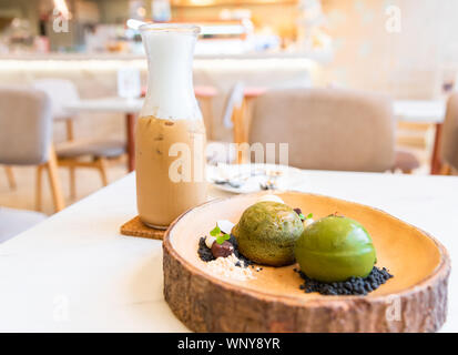 La crème glacée thé vert et café glacé dans le verre est sur la table à café et restaurant moderne de jour en été Banque D'Images